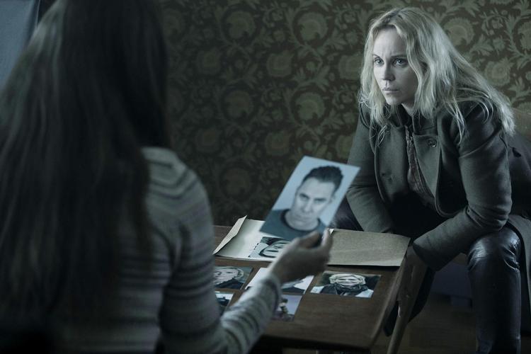 Mens spændingen holdes intakt, får Saga Norén den ene pludselige indskydelse efter den anden. Blandt andet, at hun ikke længere i sine egne øjne er den analytiske maskine, hun velsagtens er. 