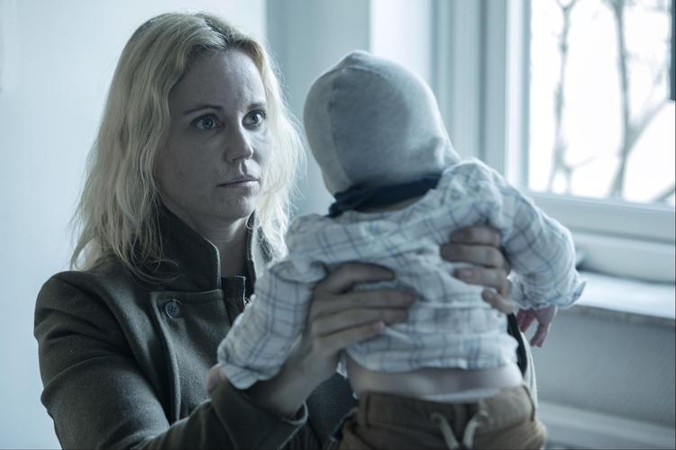 At Saga Norén, spillet af Sofia Helin, har problemer med at vise følelser, burde efterhånden være klart for enhver efter snart fire hele sæsoner med 'Broen'. Alligevel fik den lige et nøk til i aftenes afsnit, da hun skulle holde en baby. 