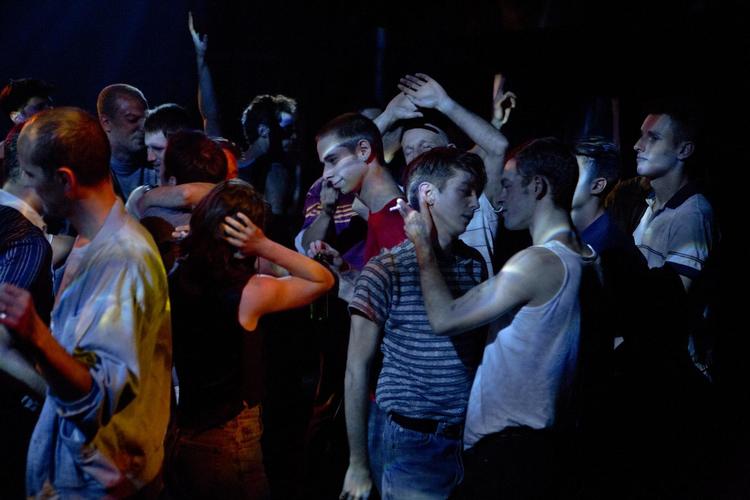 "Jeg kan huske, jeg var på Pan, da jeg flyttede til København for 15 år siden, og så lagde jeg mærke til, at der var et hul i alder i forhold til gæsterne derinde," siger Mads Ananda Lodahl. "Der var nogen over en vis alder, og nogen under, og så var der et hul. Det tog en kæmpe bid af en generation af bøsser." Billedet er fra filmen '120 slag i minuttet', som skildrer aids-krisen og den politiske aktivisme i Frankrig. Céline Nieszawer