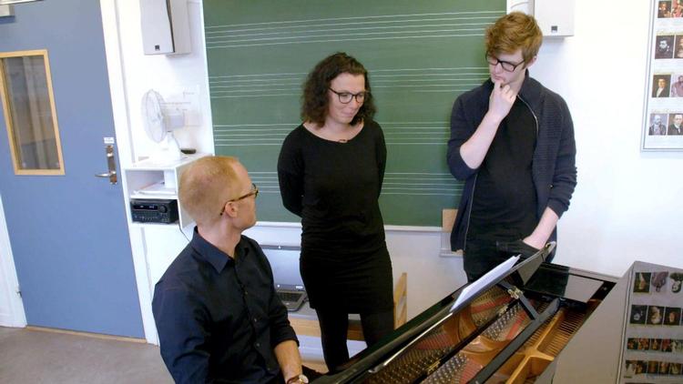 Mathias Hammer ’underviser’ Mette og sønnen Anton i værker af Arvo Pärt, Astor Piazolla og Carl Nielsen. DR