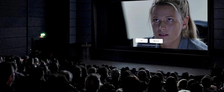 App'en CtrlMovie giver publikum mulighed for at træffe valg på karakterernes vegne i biografmørket. Afstemningen tager tre sekunder, og flertallet bestemmer det endelige udfald. 
 CtrlMovie/Kino Company 