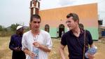 Journalist Sigurd Hartkorn (th.) opsøger sin gymnasie- og festven Oscar i Uganda for at samle venskabet op. Koncern TV- og Filmproduktion