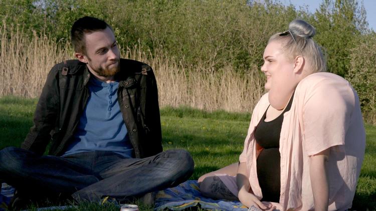 Julie sammen med Tobias, som hun er forelsket i. STV