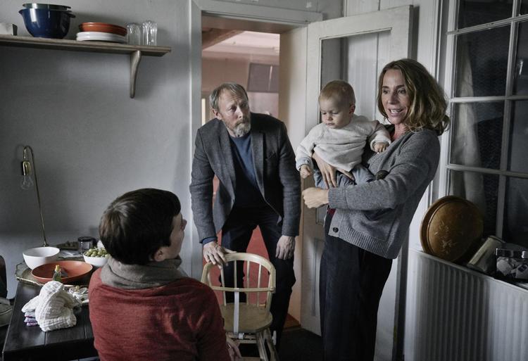 Mismodet hænger over  familien Krogh, der er vokset med  barnebarnet Anton, hvis far døde i  slutningen af sæson 1.  Tine Harden/DR