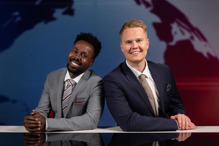 Fup og fakta.  De to værter i ’Ultra Snydt’, Lasse Madsen og Mahamad Haban,  fortæller både virkelige og falske nyheder i Ultras nye program. DR