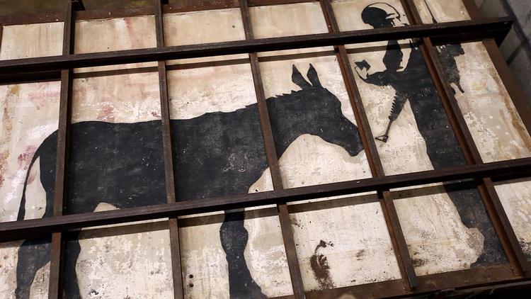 Banksys møde mellem et æsel og en soldat blev nogle af palæstinensere opfattet som en fornærmelse. Her er det pakket ned til eksport. 41 Shadows