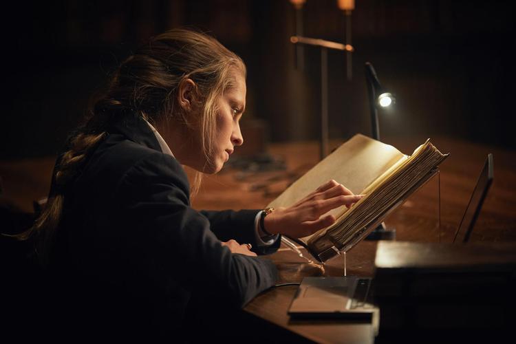 Australske Teresa Palmer i hovedrollen som dr. Diana Bishop. Sky UK Limited
