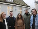 Fem unge singler er flyttet ind i et byhus i Aarhus. Fra venstre er det Caroline, Max, Mariel, Oliver og Simon. Thomas Skov/Nordisk Film TV/TV 2