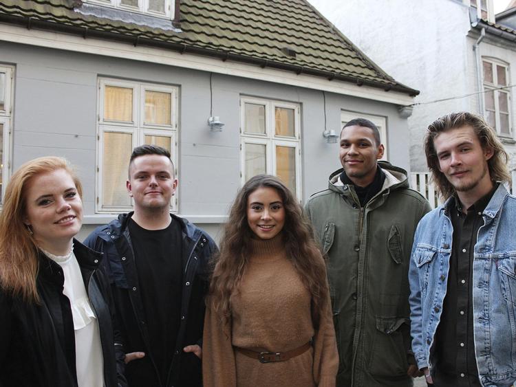 Fem unge singler er flyttet ind i et byhus i Aarhus. Fra venstre er det Caroline, Max, Mariel, Oliver og Simon. Thomas Skov/Nordisk Film TV/TV 2