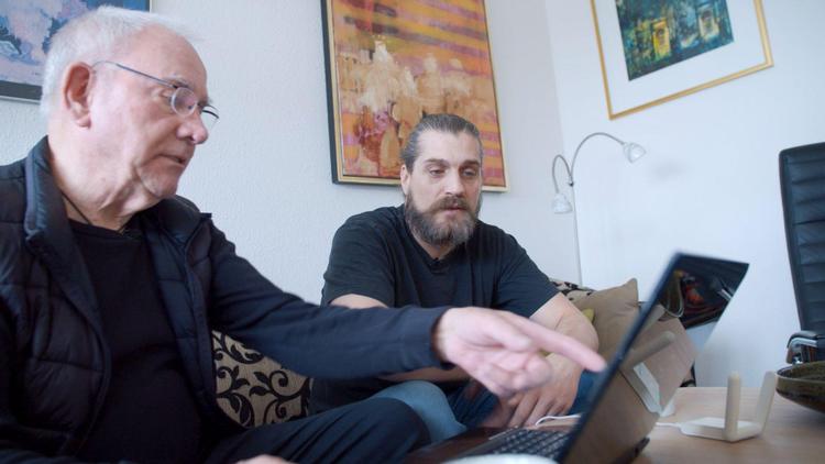 De seneste år har Rudi Køhnkes (th.) liv været præget af en isolerende angst. Han er vokset op i en plejefamilie i Ballerup, og hans plejefar, Ole, er et af de  mennesker, han trækker på, når han har brug for hjælp. Doceye Digital/DR