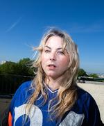 Anna Cazenave Cambet er en del af en yngre generation af franske instruktører, der gør op med traditionelle forestillinger om køn og seksualitet. »Jeg er biseksuel, og det har givet mig en evne til at navigere i meget forskellige territorier«, fortæller hun. Foto: Sarah Makharine