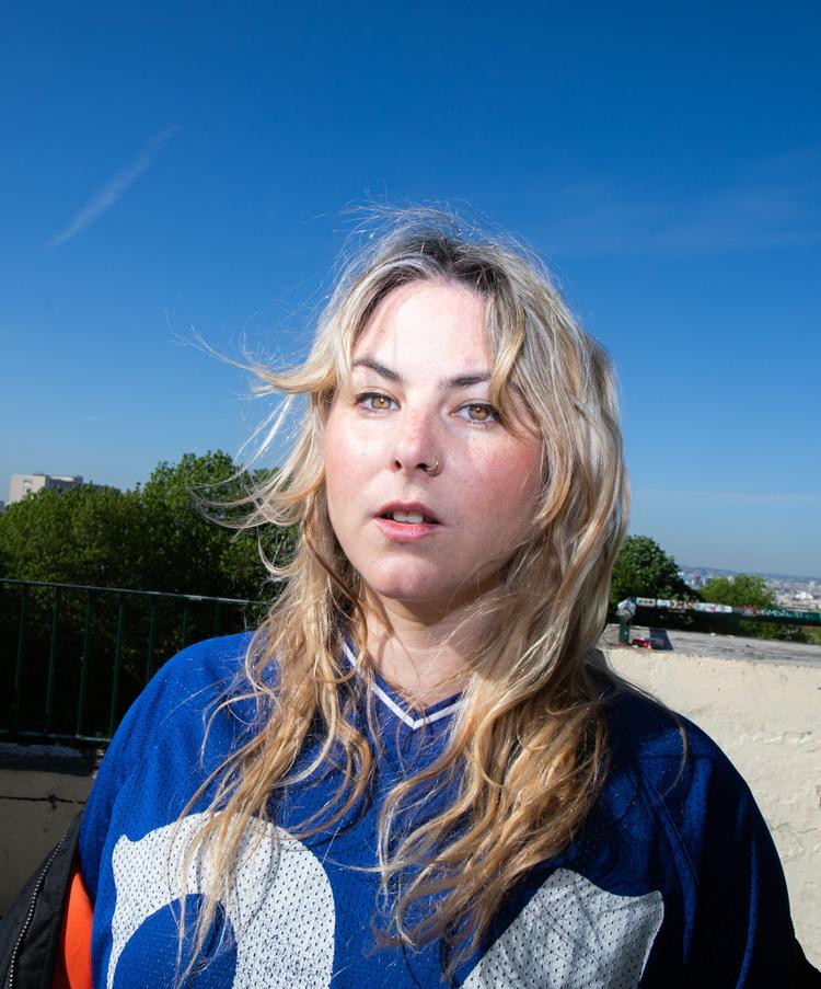 Anna Cazenave Cambet er en del af en yngre generation af franske instruktører, der gør op med traditionelle forestillinger om køn og seksualitet. »Jeg er biseksuel, og det har givet mig en evne til at navigere i meget forskellige territorier«, fortæller hun. Foto: Sarah Makharine