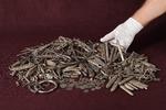320 genstande med en samlet vægt på 6,4 kilo lå stadig i det oprindelige lerkar, mens resten blev fundet i jorden omkring fundstedet i en privat have i Rebild. Pressefoto:  Nordjyske Museer