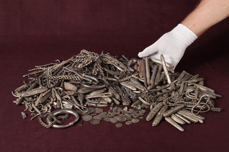 320 genstande med en samlet vægt på 6,4 kilo lå stadig i det oprindelige lerkar, mens resten blev fundet i jorden omkring fundstedet i en privat have i Rebild. Pressefoto:  Nordjyske Museer