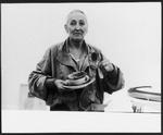 Meret Oppenheim med Le d-jeuner en fourrure.1971_Foto Margrit Baumannjpg