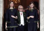 I anledning af sit 70-års jubilæum som modedesigner blev Pierre Cardin hyldet af Académie des Beaux-Arts i Paris for en uge siden. ’70 år med levende skulpturer' var overskriften på seancen. Foto: Christophe Ena/ AP Christophe Ena/AP