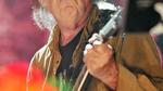 Neil Young protesterer med ’Peace Trail’-albummet over, atindianernes gamle jord bliver voldtaget af storkapitalen. 