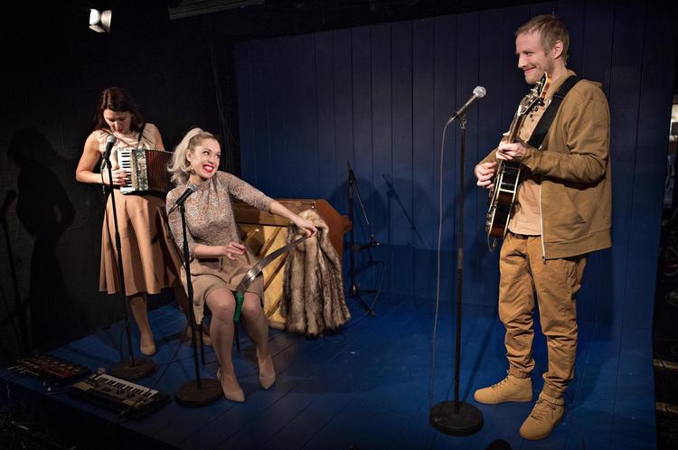 SØGENDE. De udvalgte kontaktannoncer er blevet vakt til live med musik af Jeanett Albeck (lyst hår), som medvirker i forestillingen 'Er der nogen?' sammen med Rikke Bilde og Kristoffer Fabricius.  