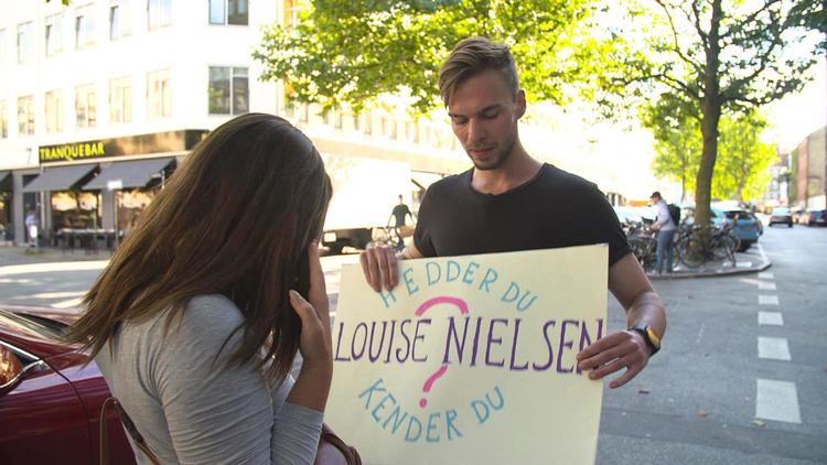 En deltager i ’Billet til kærlighed’ nægter at bruge internet, da han skal finde en Louise Nielsen at invitere med på weekend. Det går skidt. Foto: DR Ung 