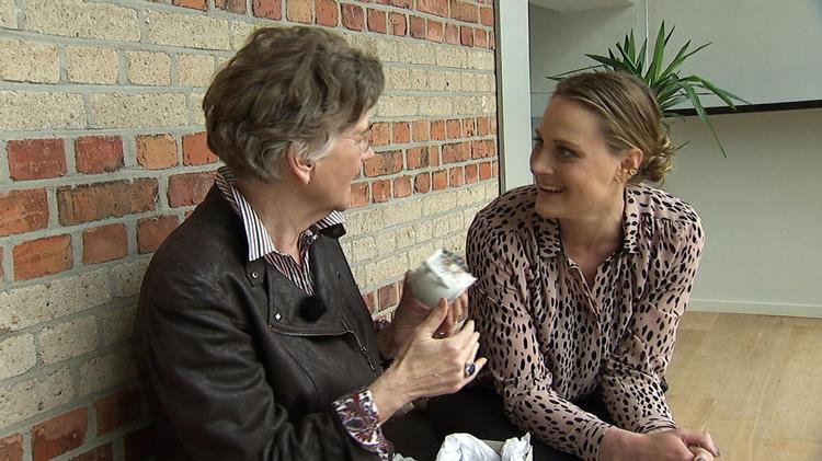 Mette Bluhme Rieck (th.) tager os med på rundtur i Sønderborg og fortæller anekdoter og fakta fra byens historie. 