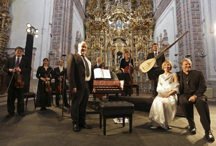 Det skotske Dunedin Consort med John Butt i spidsen fortjener seks hjerter for deres nyindspilning af Bachs ’Juleoratorium’, der er som lutter nyttige gaver. Foto: Mario Armas.  