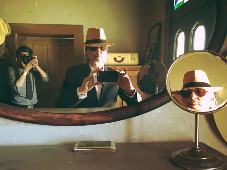 Howe Gelb har en fortid i den alternative rockmusik og bruger den på 'Future Standards' til en skæv tilgang til de klassiske standarders dogmer. Foto: PR-foto.  