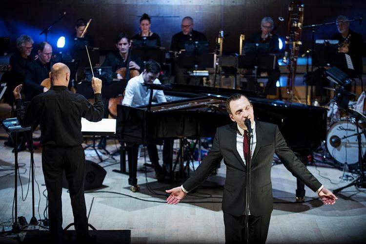 Crossover-koncerter som Copenhagen Phils med Nikolaj Nørlund i februar (billedet) og DR’s koncert med musik fra tv-serien ’Game of Thrones’ i august eksponerede det klassiske musiklivs jagt på det, der ikke er elitært. Foto: Sanne Vils Axelsen.  