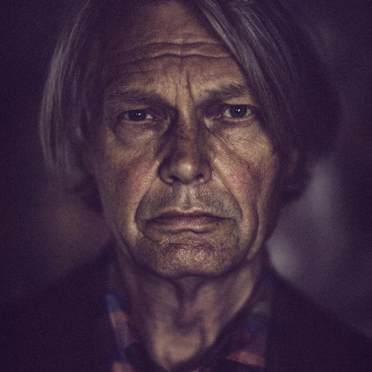 Peter Laugesen kan selv med Singvogel, men på ’Det flimrende lys over Brabrand Sø' har han lagt sine digte i andres hænder, blandt andet Kira Skovs. Hun bidrager med sin smukke vibrato. 