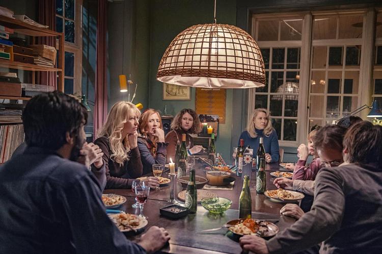 Still fra filmen Kollektivet af Thomas Vinterberg. For ægteparret Erik og Anna begynder det hele som en drøm. Sammen med datteren Freja etablerer de et kollektiv i Eriks store kasse af en villa. Med familien som fortællingens midtpunkt, inviteres vi ind i drømmen om et ægte kollektiv. 