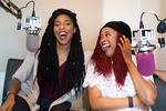 Jessica Williams og Phoebe Robinson i gang med at optage deres podcast ’2 Dope Queens’. Foto: Amy Pearl/WNYC Studios 