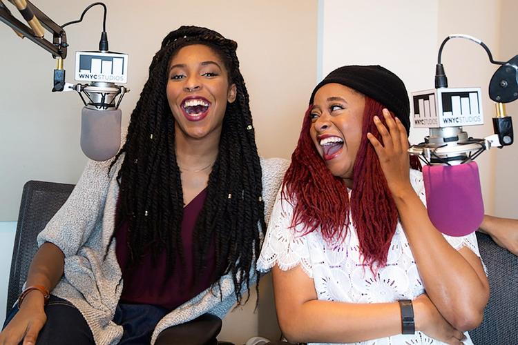 Jessica Williams og Phoebe Robinson i gang med at optage deres podcast ’2 Dope Queens’. Foto: Amy Pearl/WNYC Studios 
