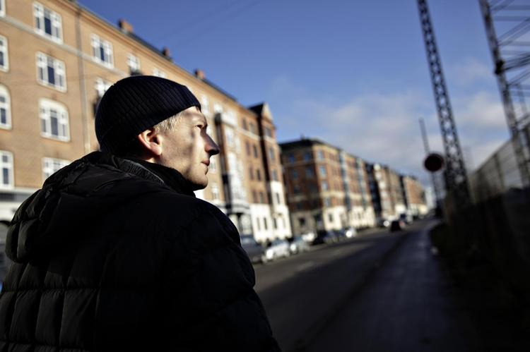 Forfatter Kim Blæsbjerg tog med 'Desertørerne', som er første bind af en stor romantrilogi om Danmark i 00'erne, fat i livet, som vi kender det, med armod og vold, der kan forme sjælene helt tilbage fra 1930’erne og op til velstandens forstadsliv nu, og økonomitænkning, der siver langt ind i familielivet. 