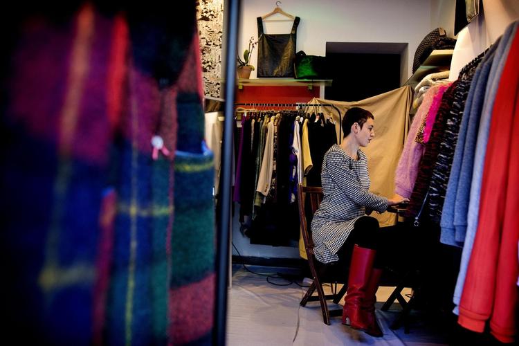 Cleo De Laet er bibliotekar i The Library, der udlåner og også sælger bæredygtigt modetøj designet af yngre designere. Bl.a. kan man leje sig en frakke fra Wintervacht, der betyder 'vinterpels'. Frakkerne er lavet af overskudstæpper fra den polske hær. 