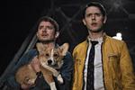 Sådan ser Elijah Wood og Samuel Barnett ud i det meste af Netflix’ forsøg på at overføre science fiction-forfatteren Douglas Adams’ absurdkomik til skærmen. De aner ikke, hvad der foregår, og det gør man heller ikke som seer. Det er pointen. 