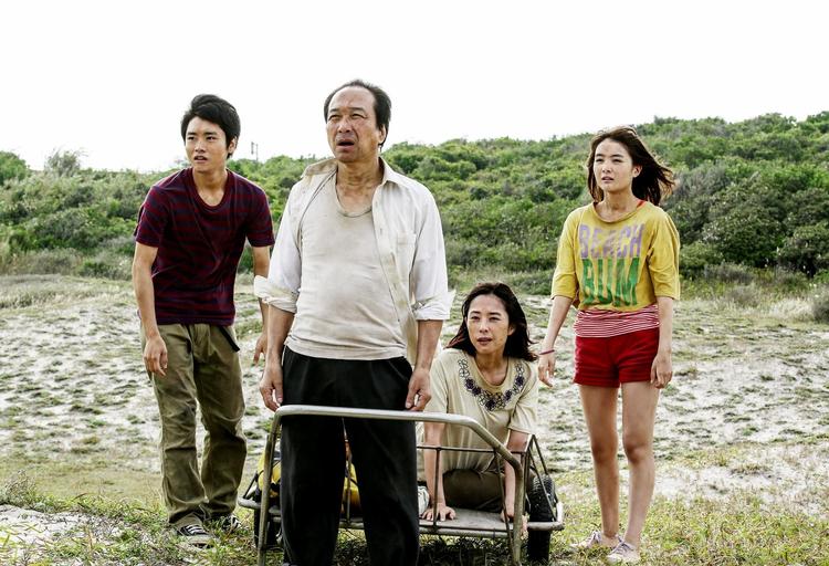 Kernefamilien bliver hængt til tørre i den japanske 'Survival Family', hvor al elektronisk strejker, og en familie skal finde nye værdier.  