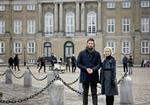 Værterne Tine Gøtzsche og Kåre Quist guider seerne gennem årets gang i kongehuset. 