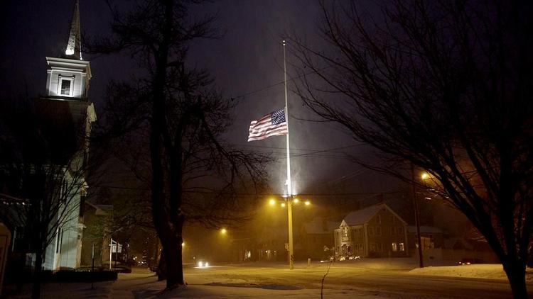 Et skoleskyderi på Sandy Hook Elementary School i Newton ændrer livet til en smertelig tilværelse for familier og borgere i byen. Foto: Netflix 