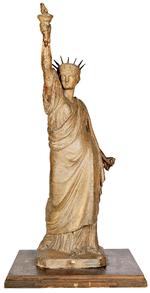 En undseelig lermodel fra 1870 forstillende gudinden Libertas udført af en ung fransk kunstner ved navn Frédéric Auguste Bartholdi. 