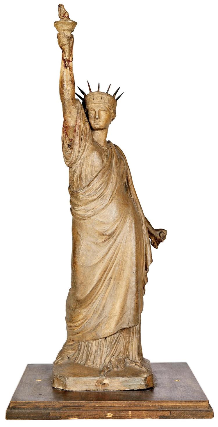 En undseelig lermodel fra 1870 forstillende gudinden Libertas udført af en ung fransk kunstner ved navn Frédéric Auguste Bartholdi. 