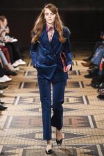 Den bløde, skinnende velour er atter kommet på mode. Her i form af jakkesæt fra Baum und Pherdgarten. Copenhagen Fashion Week