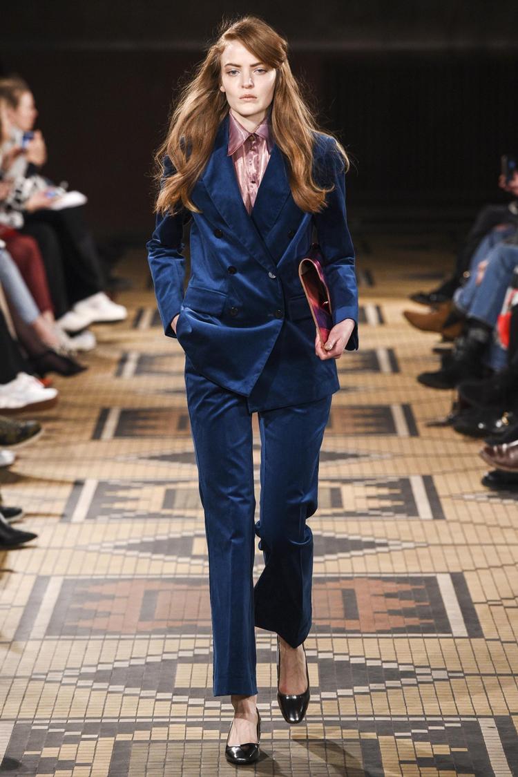 Den bløde, skinnende velour er atter kommet på mode. Her i form af jakkesæt fra Baum und Pherdgarten. Copenhagen Fashion Week