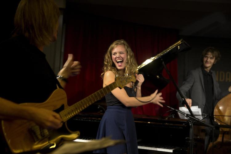 Pianist og komponist Kathrine Windfeld blev kåret som Årets nye jazznavn ved Danish Music Awards i november. Her ses hun med sit bigband og i forgrunden guitaristen Mike Stern. 