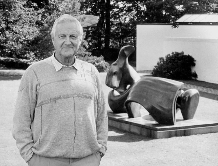 Hanne Engberg har skrevet et hengivent portræt af sin onkel Knud W. Jensen. Bogen nuancerer billedet af den sammensatte mand, der skabte Louisiana. 