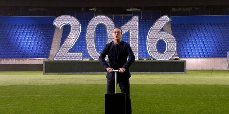 Symbolikken er ikke til at tage fejl af. I det sidste afsnit i 2016 af Last Week Tonight sprængte tv-vært John Oliver det forgangne år i luften. 