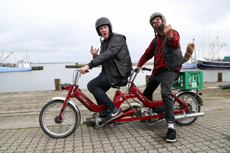 Jøden og Jonny Hefty fræser rundt i det nordjyske og søger inspiration til at danne en klub. Fremragende tv. 