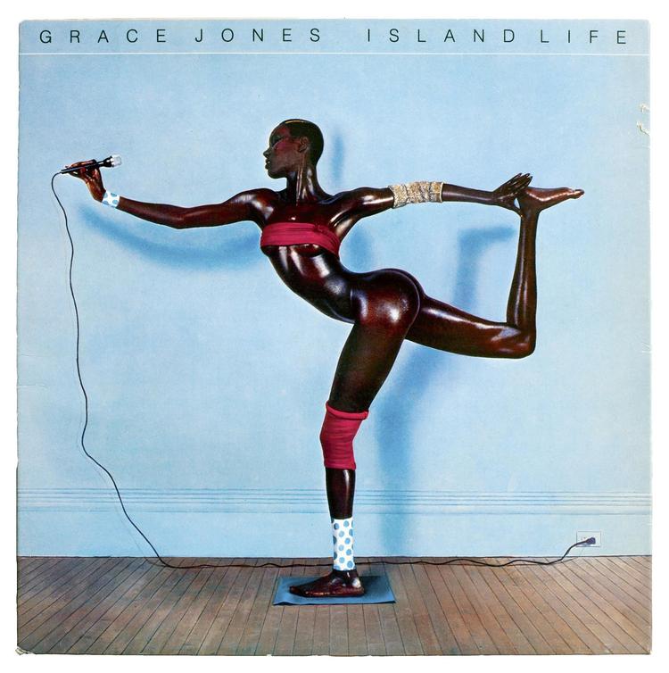 Franskmanden Jean-Paul Goude og Grace Jones mødtes i halvfjerdsernes disko-miljø i New York. Parret, der blev kærester, indledte senere et visuelt samarbejde om omslagene på Jones plader. 