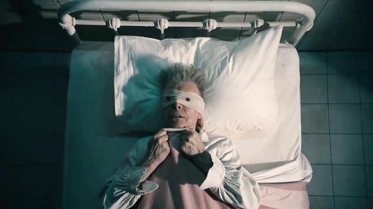 Med albummet ’Blackstar’ sendte David Bowie sit sidste album på gaden, den dag han fyldte 69 år. Det viste sig at være to dage, før han døde, så videoen til nummeret ’Lazarus’ blev straks tolket som en afskedshilsen fra den betydningsfulde musiker. 