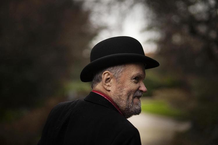 Johannes Møllehave er én af sin generations mest produktive skribenter og foredragsholdere. Den sorte bowlerhat er blevet hans særkende. 