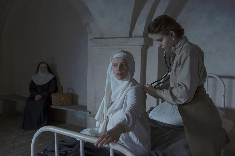 Mathilde spillet af Lou de Laâge lytter efter tegn på liv i de voldtagne polske nonner. 