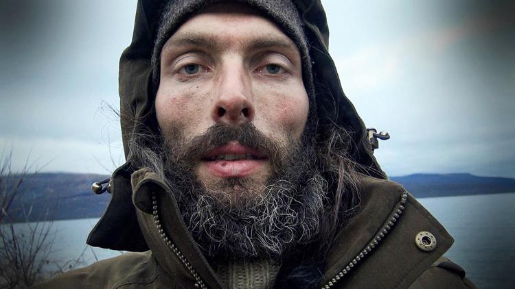 I DR 3’s bud på overlevelsesreality-tv har de ensomme deltagere kun sig selv og et kamera at snakke til, alt imens de forsøger at bygge et vildmandsliv op af det bare ingenting. 